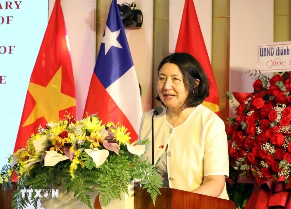 Đại sứ Chile tại Việt Nam Nasly Isabel Bernal Prado phát biểu tại lễ kỷ niệm. (Ảnh: TTXVN)