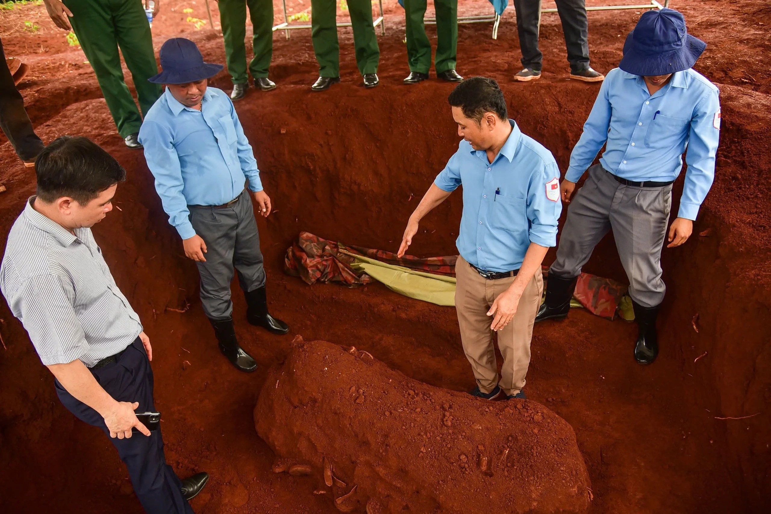 Phát hiện mộ tập thể, súng AK và nhiều di vật tại Đồng Nai