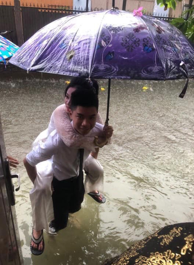 buc anh chu re cong co dau trong tran lut lich su o vinh bong dung noi tieng