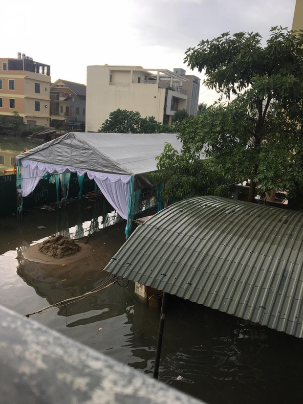buc anh chu re cong co dau trong tran lut lich su o vinh bong dung noi tieng