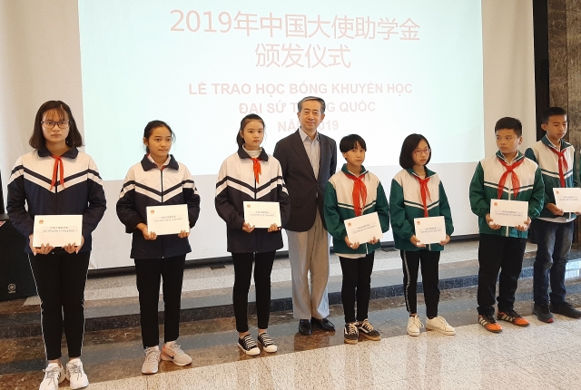 dai su quan trung quoc trao 40 suat hoc bong cho hoc sinh viet nam