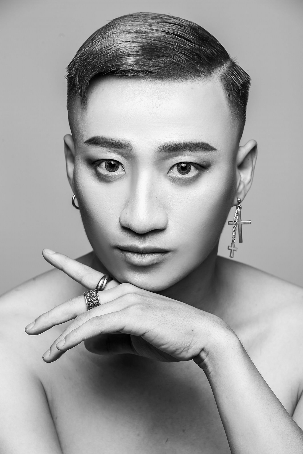 83 cua chang ca si di giay cao got adam lam