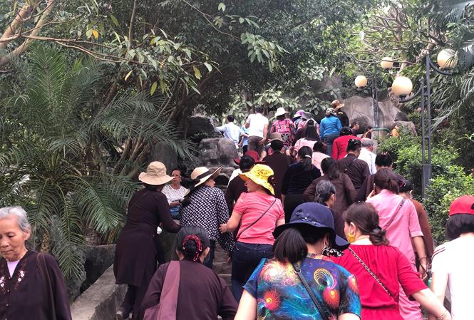 du khach van un un do ve ba vang sau bao truc vong