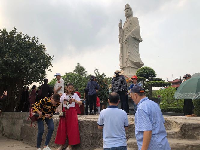 du khach van un un do ve ba vang sau bao truc vong