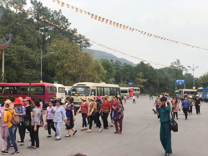 du khach van un un do ve ba vang sau bao truc vong
