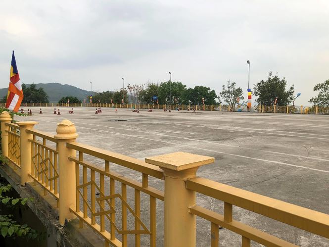 du khach van un un do ve ba vang sau bao truc vong
