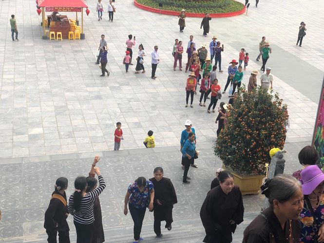 du khach van un un do ve ba vang sau bao truc vong