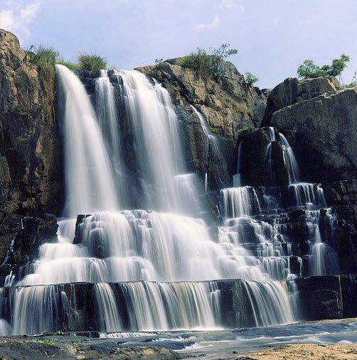 ghe tham kon tum tinh duy nhat viet nam co duong bien gioi giap lao campuchia