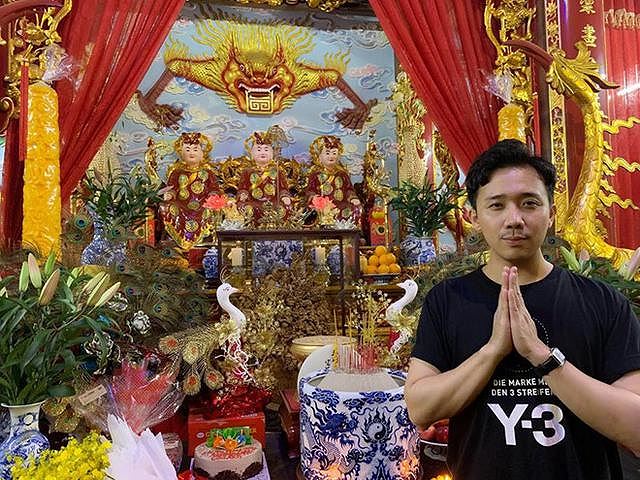 he lo hinh anh ngoi den moi trong nha tho to hon 100 ti cua hoai linh