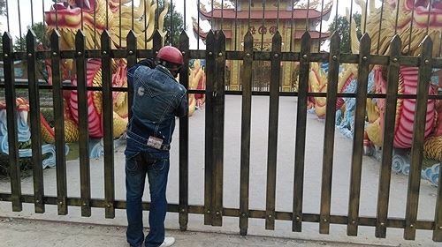 he lo hinh anh ngoi den moi trong nha tho to hon 100 ti cua hoai linh