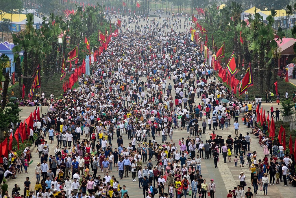 Khai hội đền Hùng: Bãi gửi xe tự phát, thông báo tìm trẻ lạc...