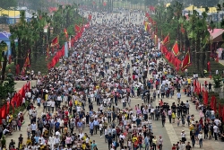 Khai hội đền Hùng: Bãi gửi xe tự phát, thông báo tìm trẻ lạc...