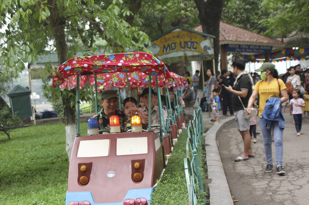 bien nguoi chen chan tai vuon thu thu le trong ngay cuoi nghi le