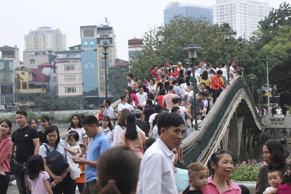 bien nguoi chen chan tai vuon thu thu le trong ngay cuoi nghi le