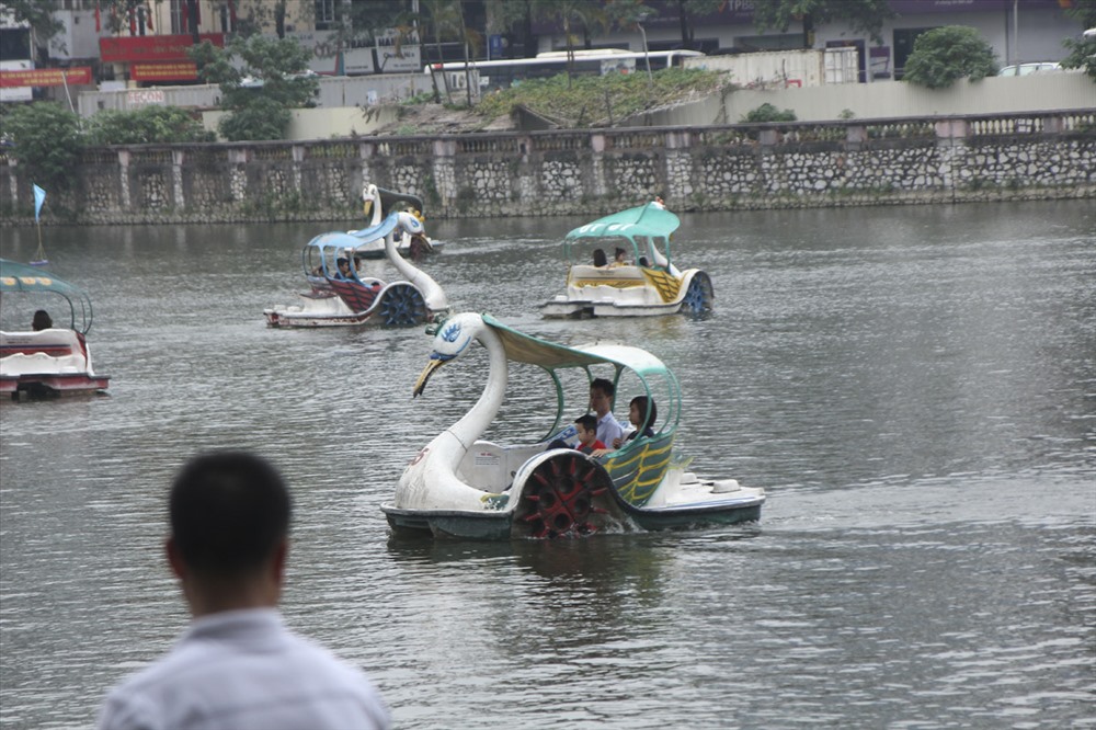 bien nguoi chen chan tai vuon thu thu le trong ngay cuoi nghi le