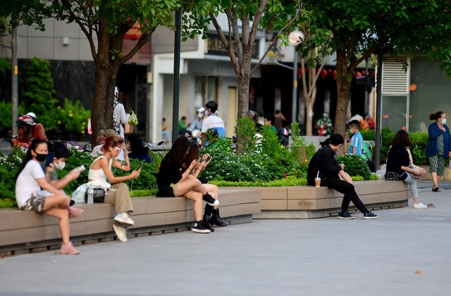 nguoi dan sai gon dao pho ha noi mo hang chuan bi don khach ngay dau dung cach ly