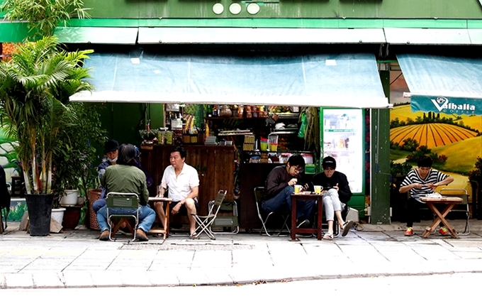 nguoi dan sai gon dao pho ha noi mo hang chuan bi don khach ngay dau dung cach ly