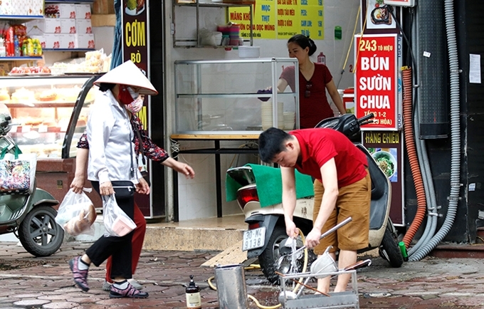 nguoi dan sai gon dao pho ha noi mo hang chuan bi don khach ngay dau dung cach ly