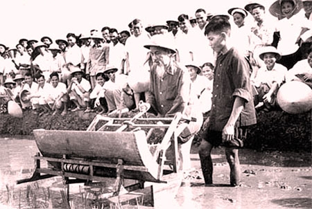 chiec ao bac tang nguoi chien sy va cuoc tao ngo bat ngo