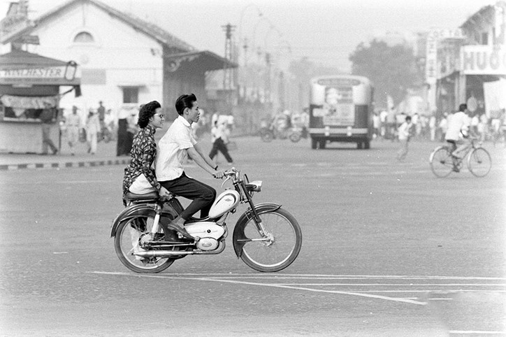 vi sao khi ngoi sau xe phu nu sai gon xua chi ngoi mot ben