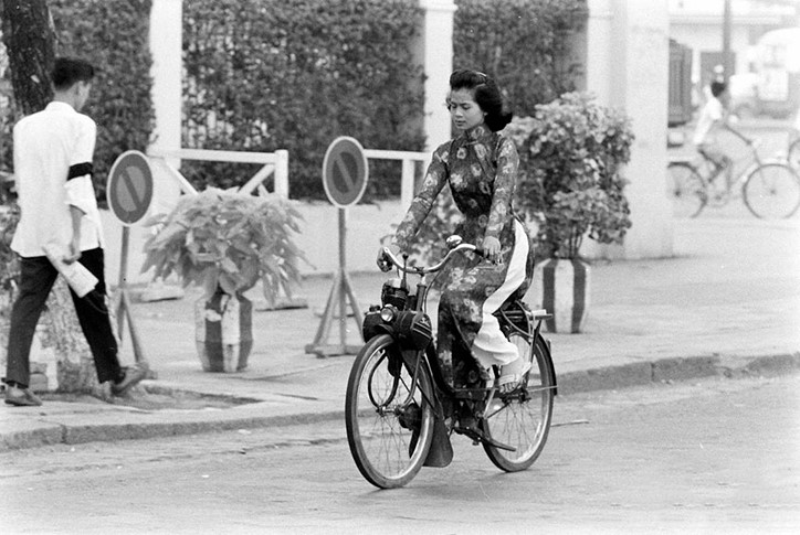 vi sao khi ngoi sau xe phu nu sai gon xua chi ngoi mot ben