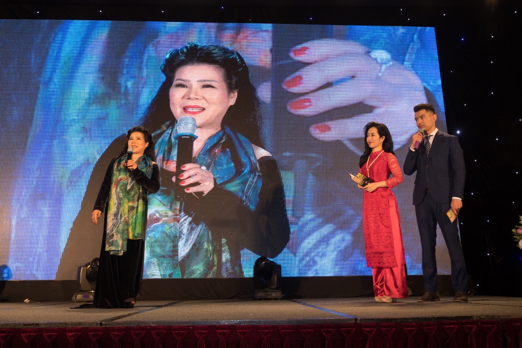 thuong thuc huong vi dong que va moutai qua trien lam tranh cua hoa si van duong thanh