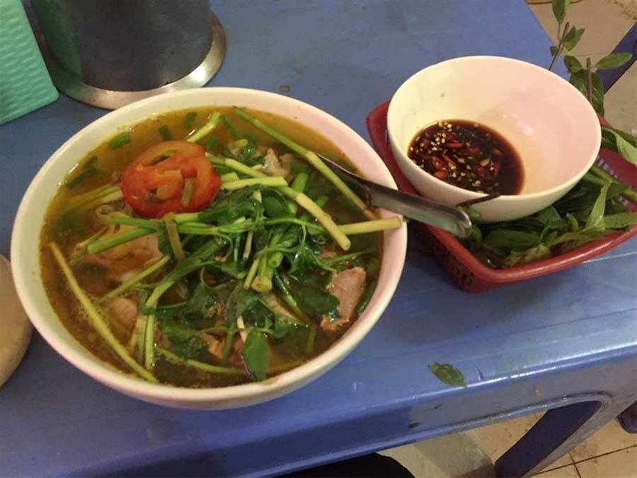 bun mang chao chui vi sao khach van dong nghit xep hang cho an