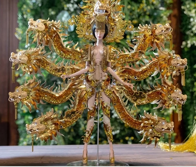 sieu mau ha anh che trang phuc dan toc cua hoang thuy thi miss universe vi ly do nay
