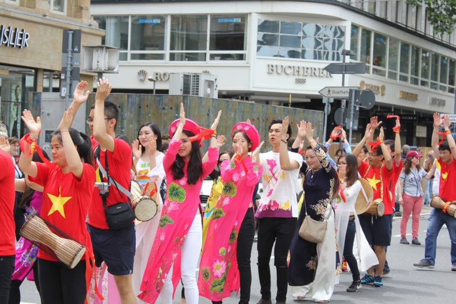 nguoi viet tai duc muon ve nuoc can lam nhung thu tuc gi
