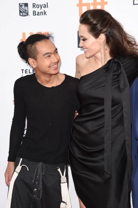 nguoi thua ke 2600 ty dong cua angelina jolie nhap truong dai hoc o han quoc