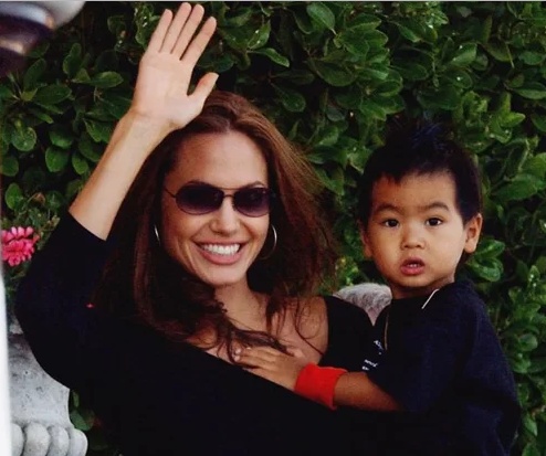 nguoi thua ke 2600 ty dong cua angelina jolie nhap truong dai hoc o han quoc