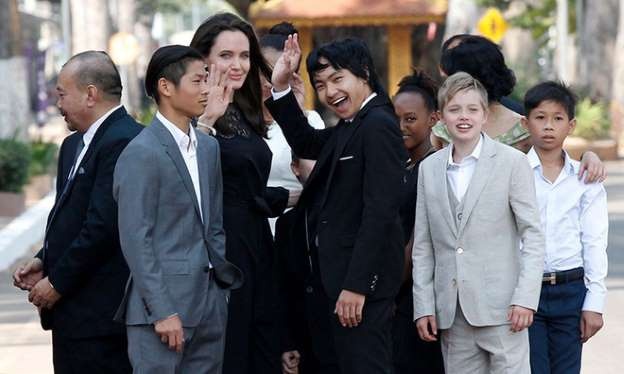 nguoi thua ke 2600 ty dong cua angelina jolie nhap truong dai hoc o han quoc