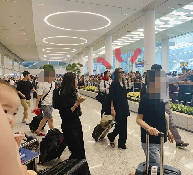 nguoi thua ke 2600 ty dong cua angelina jolie nhap truong dai hoc o han quoc