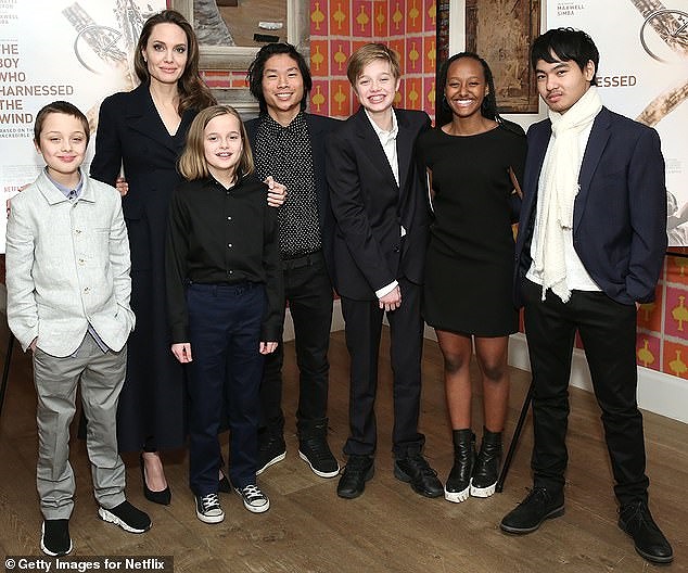 nguoi thua ke 2600 ty dong cua angelina jolie nhap truong dai hoc o han quoc