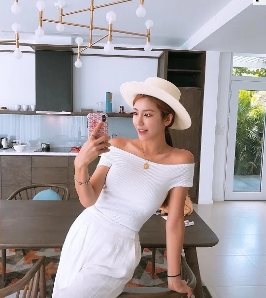 loat hoa hau nguoi dep noi tieng the gioi den viet nam nghi duong