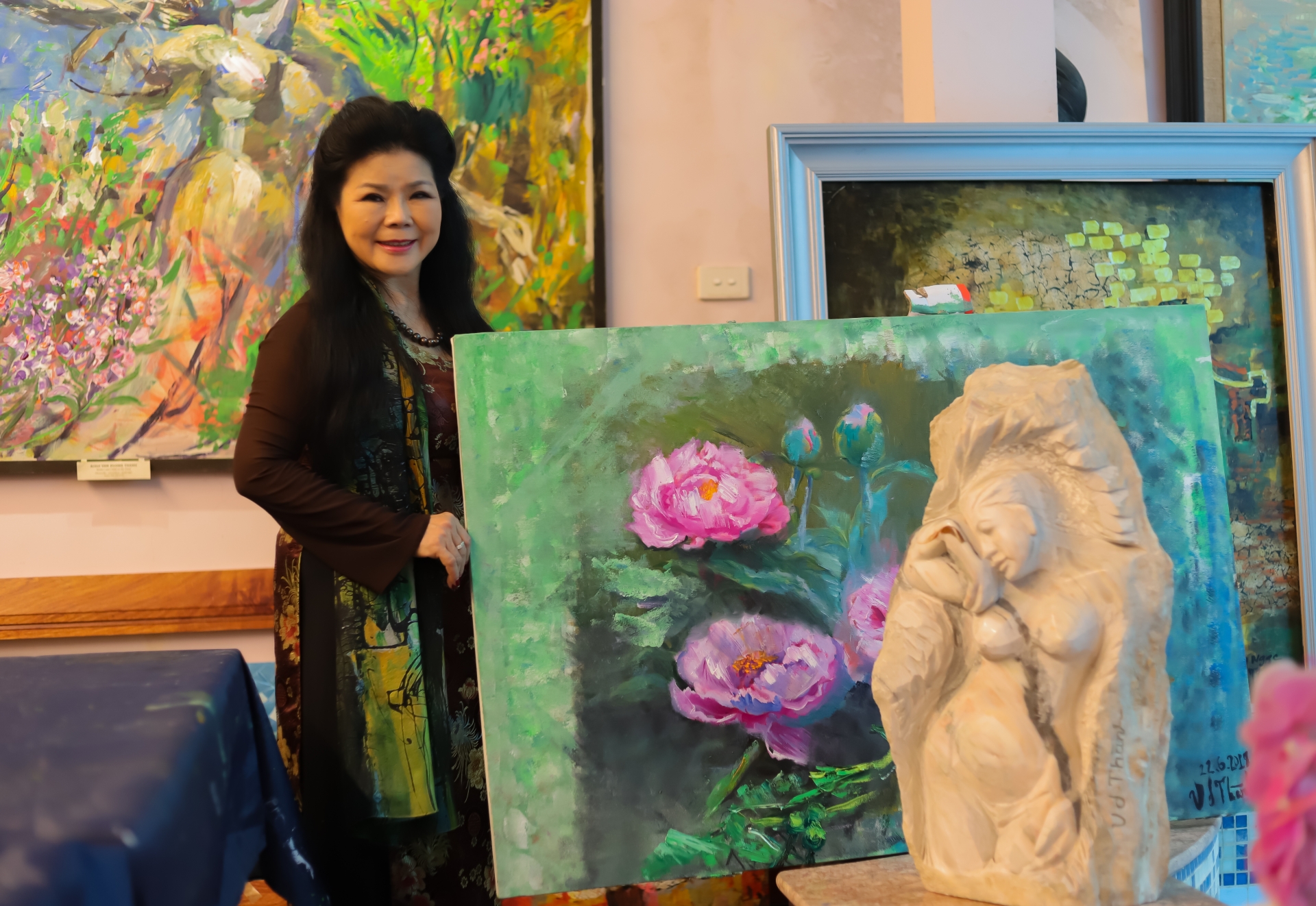 chan dung cha gia dan toc an do mahatma gandhi trong tranh cua hoa sy van duong thanh