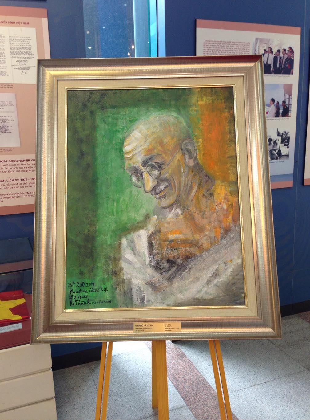 chan dung cha gia dan toc an do mahatma gandhi trong tranh cua hoa sy van duong thanh