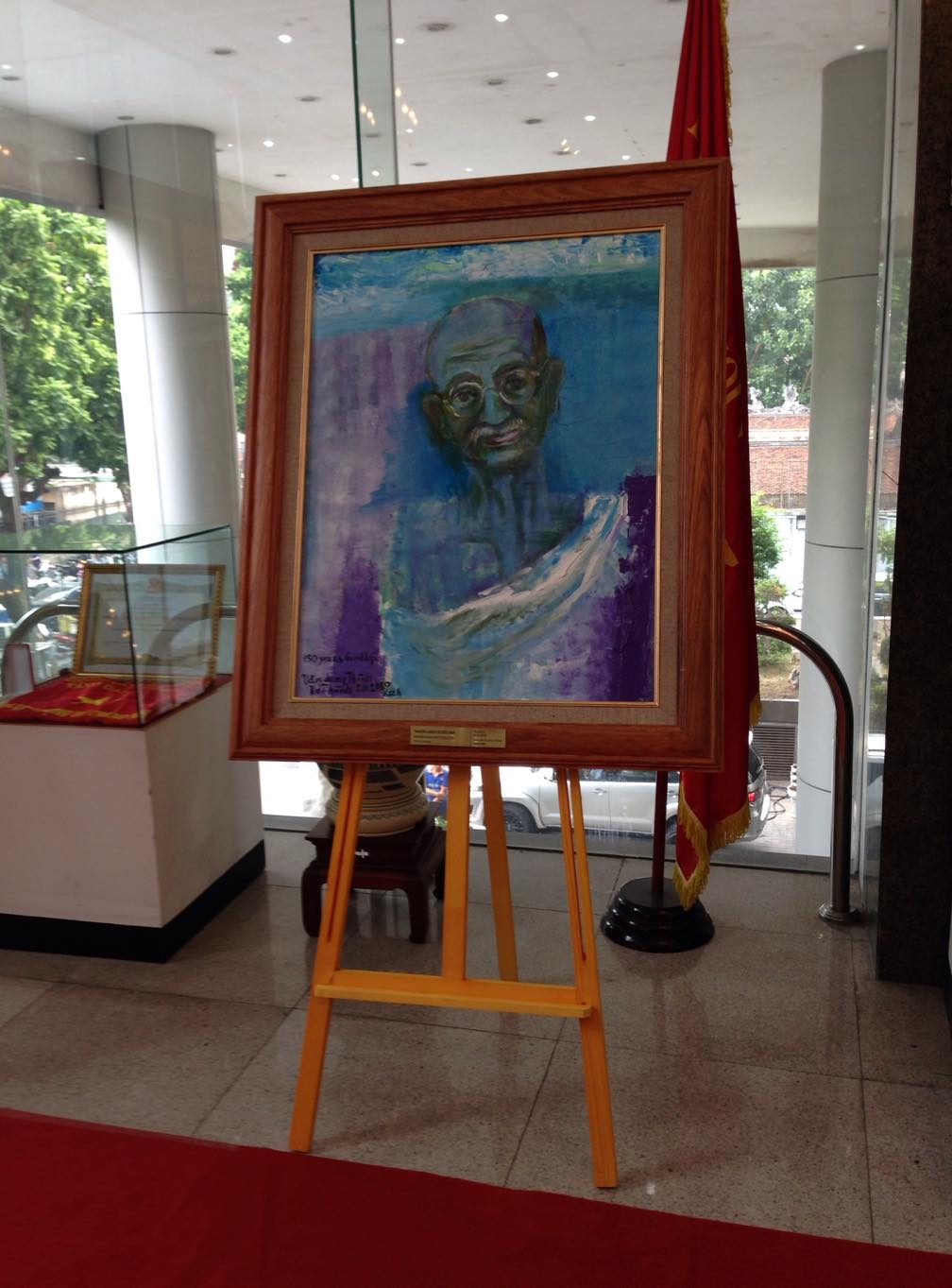 chan dung cha gia dan toc an do mahatma gandhi trong tranh cua hoa sy van duong thanh