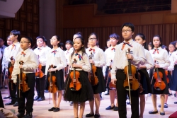 dem nhac thanh lap quy hoc bong nguyen van thuong mon qua cho cac hoc sinh ngheo tai nang vuot kho