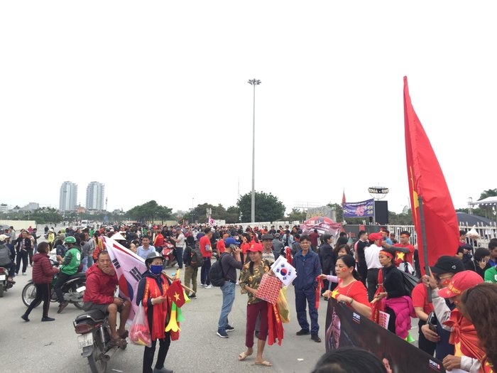 muon kieu co dong doi tuyen viet nam truoc gio khai bong voi uae