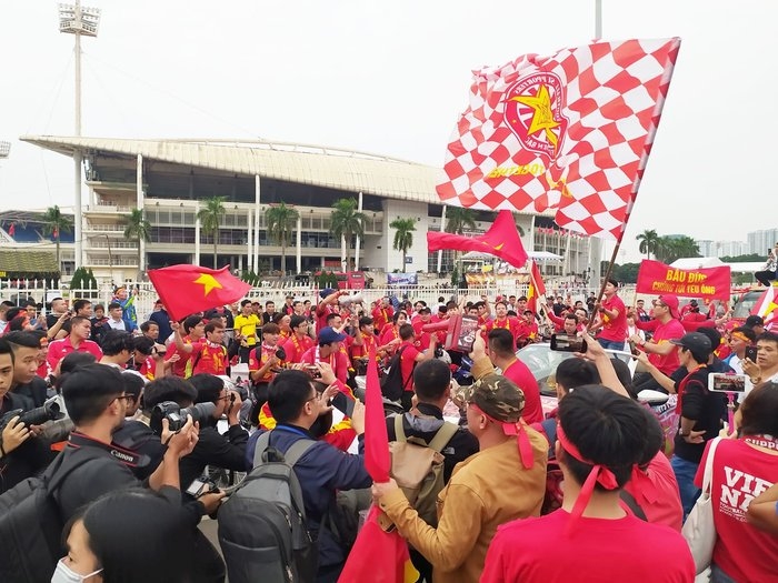 muon kieu co dong doi tuyen viet nam truoc gio khai bong voi uae