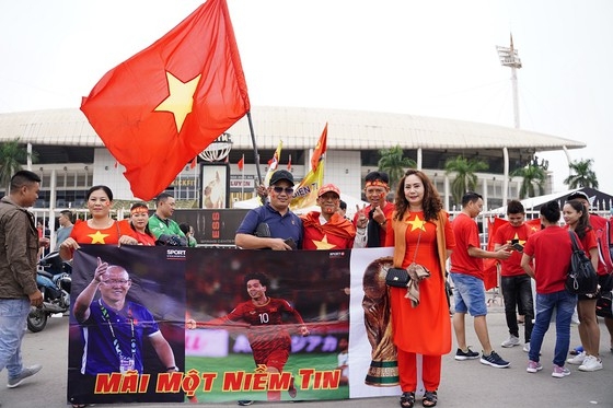 muon kieu co dong doi tuyen viet nam truoc gio khai bong voi uae