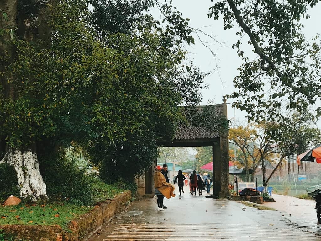 tro thanh diem du lich lang co duong lam co gi dac biet