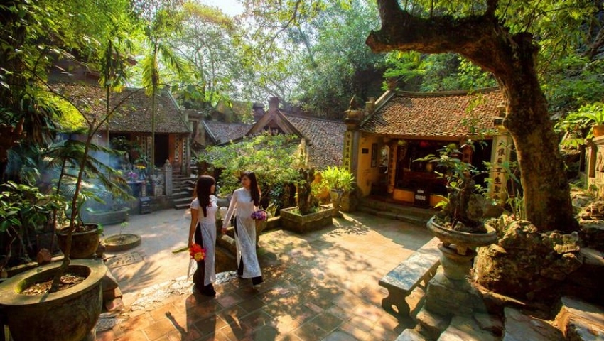tro thanh diem du lich lang co duong lam co gi dac biet