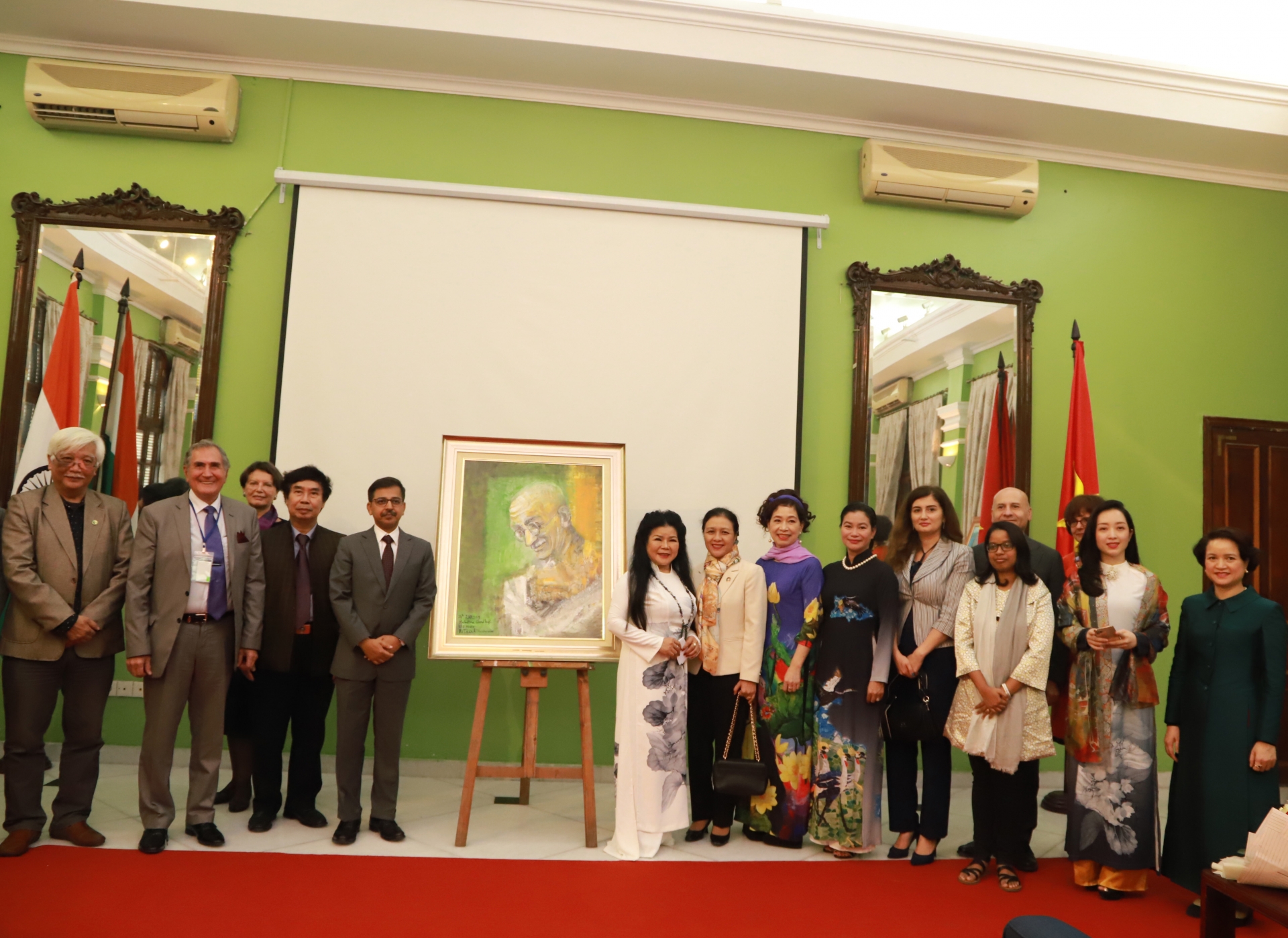dai su quan an do vinh danh hoa sy van duong thanh hau le ky niem 150 ngay sinh cua anh hung dan toc mahatma gandhi