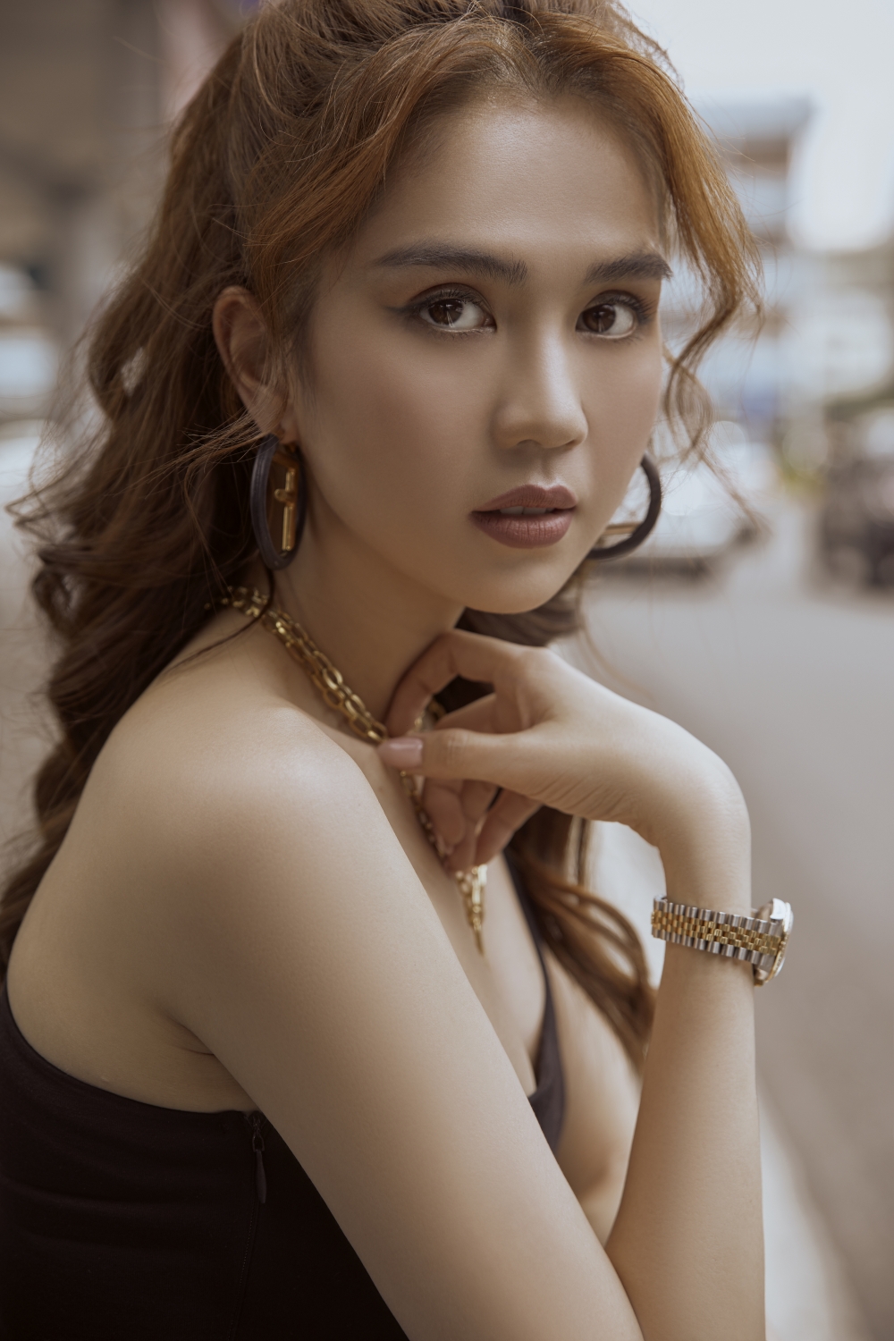 Ngọc Trinh khoe vòng eo con kiến tại sân bay, biến phi trường thành sàn diễn thời trang
