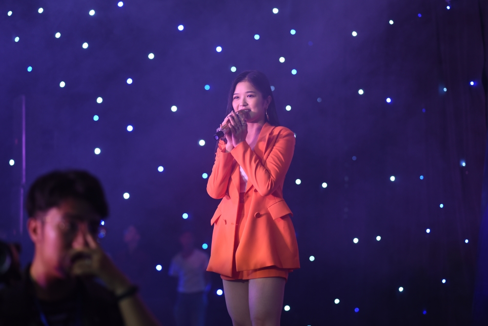 Erik - Suni Hạ Linh nắm tay nhau ngọt ngào trên sân khấu trong đêm dạ tiệc của các bạn học sinh cấp 3