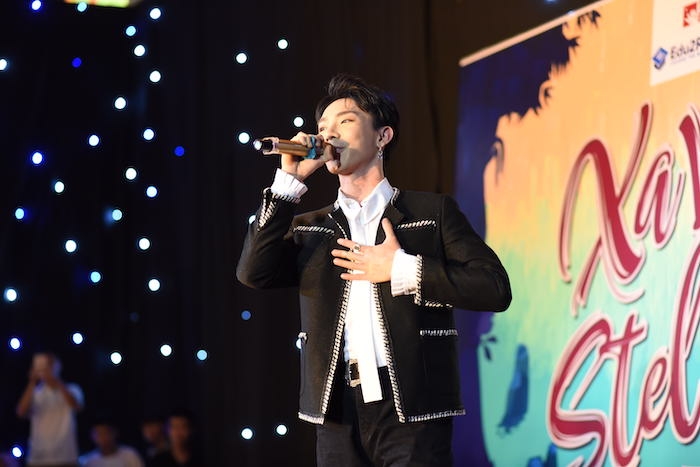 Erik - Suni Hạ Linh nắm tay nhau ngọt ngào trên sân khấu trong đêm dạ tiệc của các bạn học sinh cấp 3