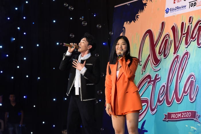 Erik - Suni Hạ Linh nắm tay nhau ngọt ngào trên sân khấu trong đêm dạ tiệc của các bạn học sinh cấp 3