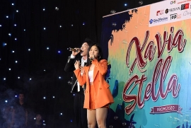 erik suni ha linh nam tay nhau ngot ngao tren san khau trong dem da tiec cua cac ban hoc sinh cap 3